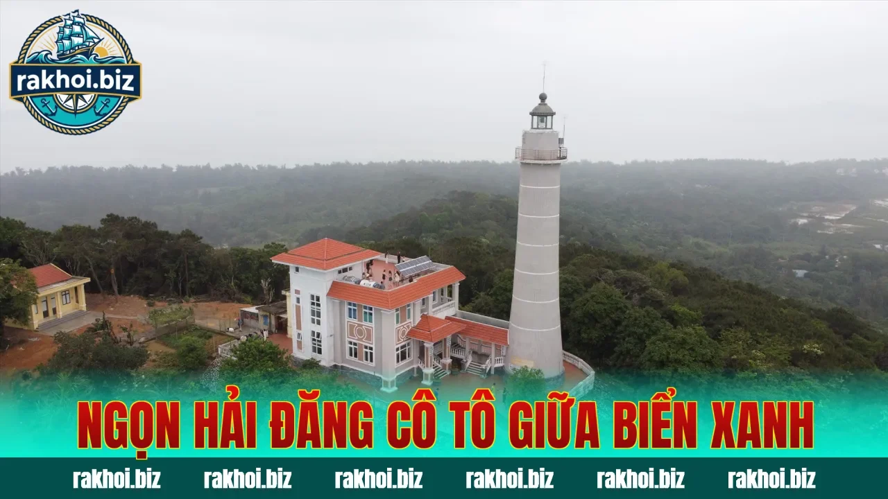 Ngọn hải đăng Cô Tô giữa biển xanh